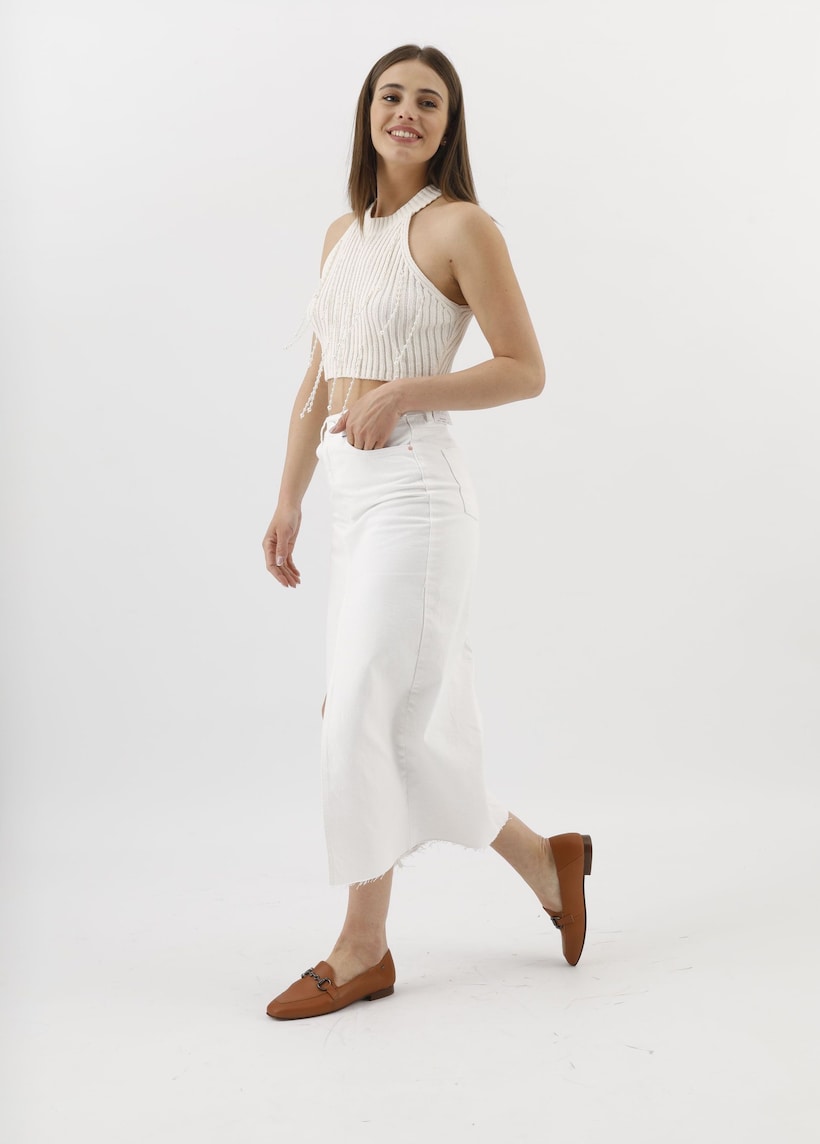 damska stylizacja z białą jeansową spódnicą